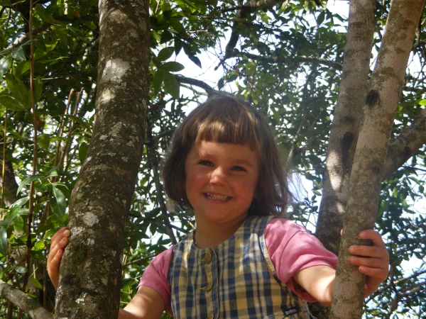 Maévane Dans Un Arbre