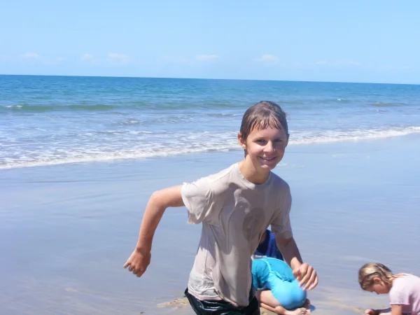 Benoît et les enfants sur la plage en Australie
